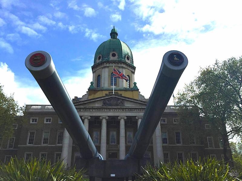 L'ingresso dell'Imperial War Museum con due cannoni d'artiglieria navale (photo etaoin/morv)