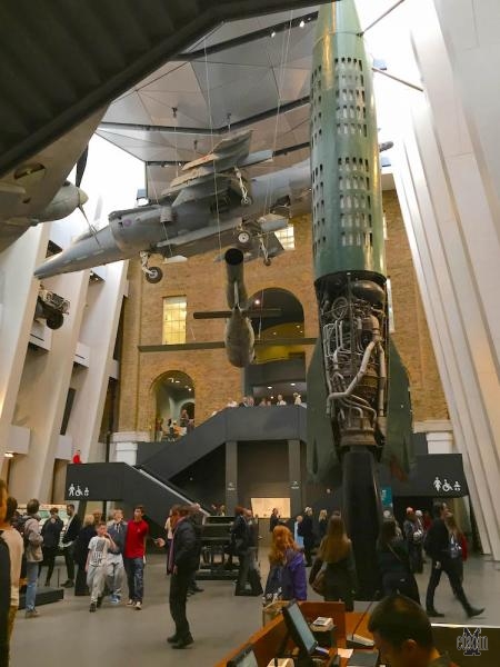 Il salone d'ingresso del museo con un caccia Harrier in alto, e i missili tedeschi V1 e V2 poco sotto (photo etaoin/morv)