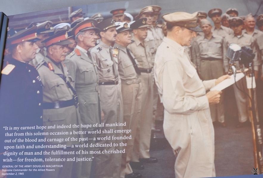 Il generale MacArthur durante la resa del Giappone (photo etaoin/morv)