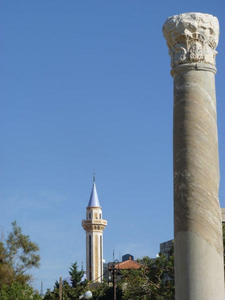 Una colonna romana romane e il minareto