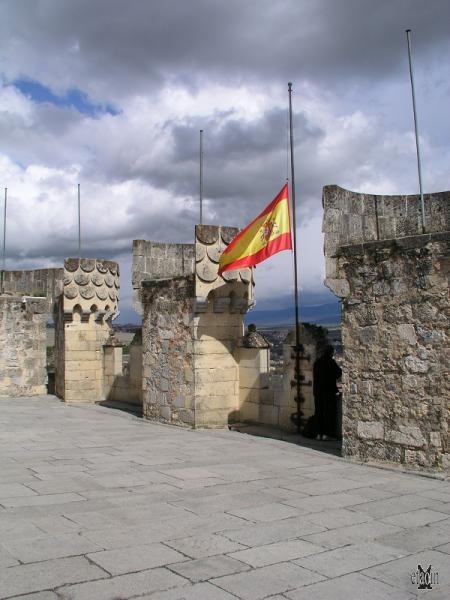 La bandiera spagnola dalle mura di Avila (photo etaoin/morv)