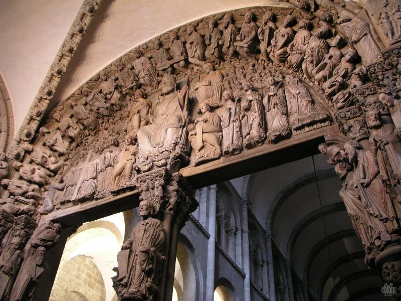 Il portale d'ingresso con san Giacomo accoglie i pellegrini (photo etaoin/morv)