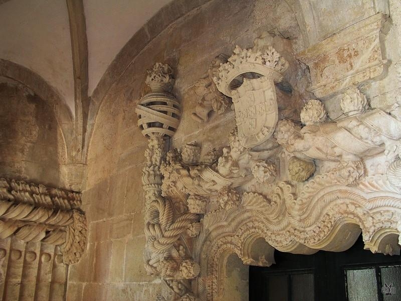 Ancora simbologia templare: la sfera armillare sulla sommità delle colonne (photo etaoin/morv)