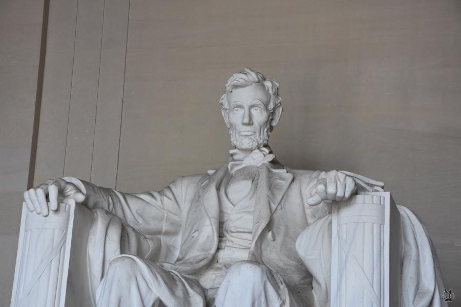 Abramo Lincoln siede all'interno del Lincoln Memorial  (photo etaoin/morv)