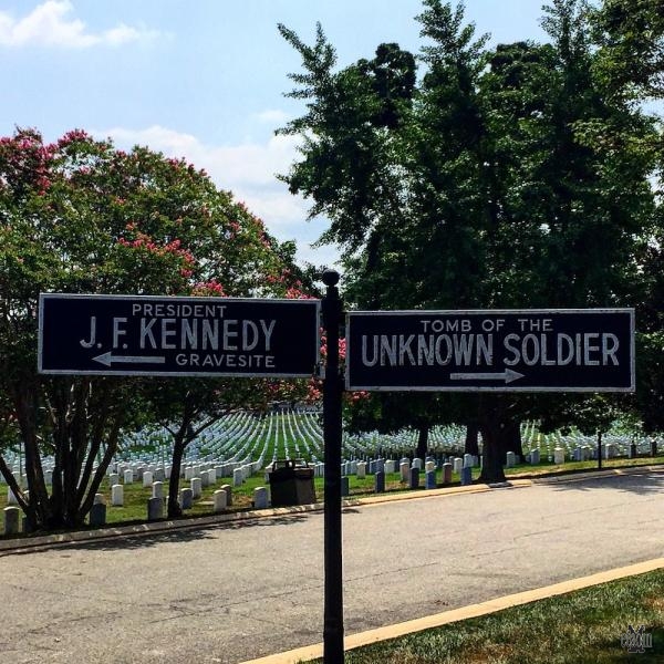 L'indicazione verso il sacrario dove riposano i Kennedy  (photo etaoin/morv)