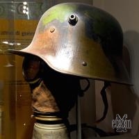 Un elmetto tedesco con maschera antigas (museo della guerra)